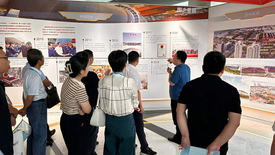 参观中信重工厂史馆和科技馆