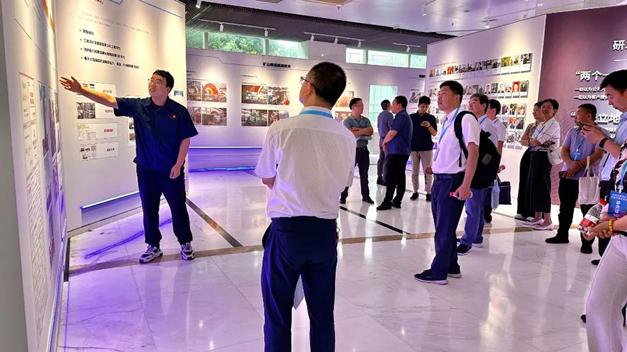 参观中信重工厂史馆和科技馆