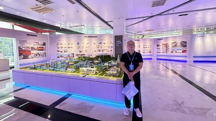 参观中信重工厂史馆和科技馆